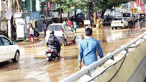 ಬೆಳ್ಳಂದೂರು ರಸ್ತೆಯಲ್ಲಿ ನೀರು ನಿಂತಿರುವುದು