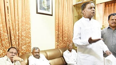 ಶ್ರೀನಿವಾಸ ಪ್ರಸಾದ್ ನಿವಾಸಕ್ಕೆ ಭೇಟಿ ಮಾತುಕತೆ ನಡೆಸುತ್ತಿರುವ ಕ್ವಾಮರುಲ್ ಇಸ್ಲಾಂ, ಎಸ್.ಟಿ.ಸೋಮಶೇಖರ್ ಹಾಗೂ ಮಾಲಕ ರೆಡ್ಡಿ.