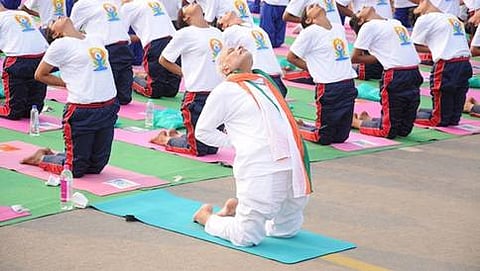 ಯೋಗ ಮಾಡುತ್ತಿರುವ ಮೋದಿ