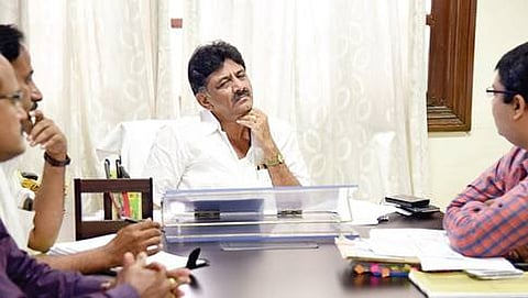 ವಿಧಾನಸೌಧದಲ್ಲಿ ಮಂಡ್ಯ ಜಿಲ್ಲೆಯ ಅಧಿಕಾರಿಗಳೊಂದಿಗೆ ಮಾತುಕತೆ ನಡೆಸುತ್ತಿರುವ ಮಂಡ್ಯ ಜಿಲ್ಲೆ ಉಸ್ತುವಾರಿ ಸಚಿವ ಡಿ.ಕೆ.ಶಿವಕುಮಾರ್