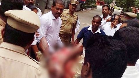 ಇರಿತಕ್ಕೊಳಗಾದ ವಕೀಲ ಮಣಿಮಾರನ್ ಅವರನ್ನು ಆಸ್ಪತ್ರೆಗೆ ಸಾಗಿಸುತ್ತಿರುವ ಚಿತ್ರ