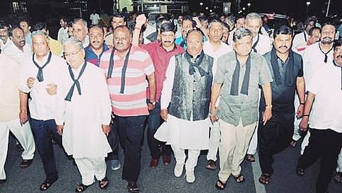 ಕಪ್ಪು ಪಟ್ಟಿಬಟ್ಟೆಯನ್ನು ಧರಿಸಿ ವಿಧಾನಸೌಧದ ಹೊರಗೆ ಪ್ರತಿಭಟನೆ ನಡೆಸುತ್ತಿರುವ ಪ್ರತಿಪಕ್ಷ ನಾಯಕರು