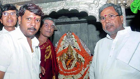 ಸಿಎಂ ಸಿದ್ದರಾಮಯ್ಯ ಹಾಗೂ ಅವರ ಪುತ್ರ ರಾಕೇಶ್ (ಸಂಗ್ರಹ ಚಿತ್ರ)
