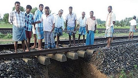 ಹಾನಿಗೊಳಗಾಗಿರುವ ರೈಲ್ವೆ ಹಳಿ