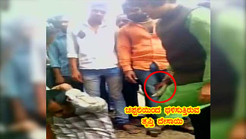 ಯುವಕನಿಗೆ ಚಪ್ಪಲಿಯಿಂದ ಥಳಿಸುತ್ತಿರುವ ತೃಪ್ತಿ ದೇಸಾಯಿ (ಟ್ವಿಟರ್ ಚಿತ್ರ)