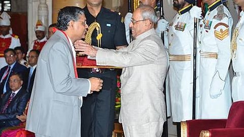 ಬೆಂಗಳೂರಿನ ಸಾಕ್ರ ವಲ್ರ್ಡ್ಆಸ್ಪತ್ರೆಯ ಪ್ರೋ ಡಾ ಸಿವಿ ಹರಿನಾರಾಯಣ್ ರವರಿಗೆ ಭಾರತದ ರಾಷ್ಟ್ರಪತಿ ಶ್ರೀ ಪ್ರಣಬ್ ಮುಖರ್ಜಿಯವರು ಬಿಸಿ ರಾಯ್ ರಾಷ್ಟ್ರ ಪ್ರಶಸ್ತಿಯನ್ನು ನೀಡಿದರು.
