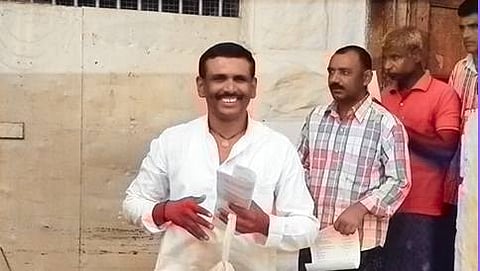 ಜೈಲಿನಿಂದ ಬಿಡುಗಡೆಗೊಂಡ ಸಂಸತದಲ್ಲಿ ಹೊರಬರುತ್ತಿರುವ ಕೈದಿಗಳು
