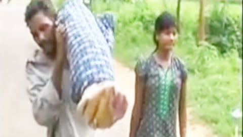 ಪತ್ನಿ ಶವ ಹೊತ್ತು ಸಾಗಿದ ದನ ಮಾಜ್ಹಿ