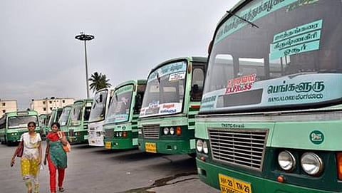 ನಗರದ ಸ್ಯಾಟಲೈಟ್ ಬಸ್ ನಿಲ್ದಾಣದಲ್ಲಿ ನಿಂತಿರುವ ತಮಿಳುನಾಡು ರಾಜ್ಯದ ಬಸ್ ಗಳು