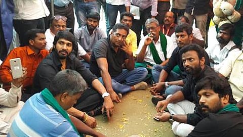 ಪ್ರತಿಭಟನೆಯಲ್ಲಿ ಪಾಲ್ಗೊಂಡಿರುವ ನಟ ಪ್ರಕಾಶ್ ರೈ ಮತ್ತು ವಿಶಾಲ್