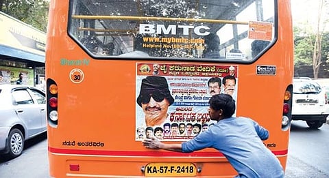 ಬಂದ್ ಕರೆ ಹಿನ್ನೆಲೆಯಲ್ಲಿ ವ್ಯಕ್ತಿಯೊಬ್ಬ ಬಸ್ಸಿನ ಮೇಲೆ ಪೋಸ್ಟ್ ರ್ ಅಂಟಿಸುತ್ತಿದ್ದ ಚಿತ್ರ