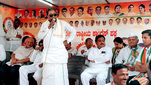 ಜಮಖಂಡಿಯಲ್ಲಿ ಚುನಾವಣಾ ಪ್ರಚಾರ ನಡೆಸಿದ ಮಾಜಿ ಸಿಎಂ ಸಿದ್ದರಾಮಯ್ಯ