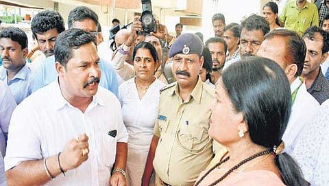 ಉಡುಪಿಯಲ್ಲಿ ಸಚಿವೆ ಜಯಮಾಲಾ ವಿರುದ್ಧ ಆಕ್ರೋಶ ವ್ಯಕ್ತಪಡಿಸಿದ ಕಾಂಗ್ರೆಸ್ ಕಾರ್ಯಕರ್ತರು