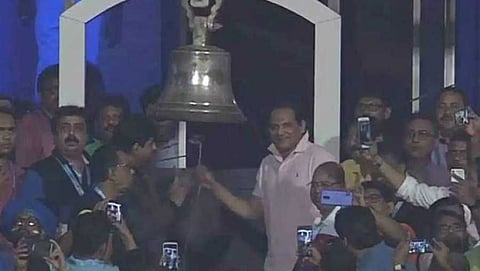 ಮೊಹಮ್ಮದ್ ಅಜರುದ್ದೀನ್ ಘಂಟೆ ಬಾರಿಸುತ್ತಿರುವ ಚಿತ್ರ