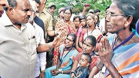 ಮಲಮಹದೇಶ್ವರ ಬೆಟ್ಟದಲ್ಲಿ ರಸ್ತೆ ಬದಿ ವ್ಯಾಪಾರಿಗಳೊಂದಿಗೆ ಮಾತುಕತೆ ನಡೆಸಿದ ಸಿಎಂ ಹೆಚ್ ಡಿ ಕುಮಾರಸ್ವಾಮಿ