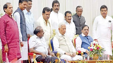 ಸಚಿವರಾಗಿ ಎಂಟಿಬಿ ನಾಗರಾಜ್ ಪ್ರಮಾಣ ವಚನ ಸ್ವೀಕಾರದ ಚಿತ್ರ