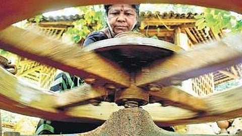 ಮಡಕೆ ತಯಾರಿಯಲ್ಲಿ ಅನಸೂಯಾ ಬಾಯಿ