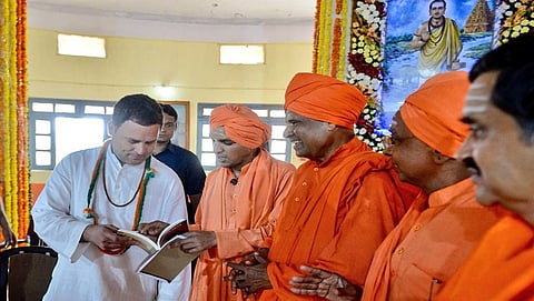 ಎ.ಐ.ಸಿ.ಸಿ. ಅಧ್ಯಕ್ಷ ರಾಹುಲ್ ಗಾಂಧಿ, 4 ನೇ ದಿನದ ಪ್ರವಾಸದಲ್ಲಿ ಇಂದು ಬೀದರ್ ಜಿಲ್ಲೆ ಬಸವ ಕಲ್ಯಾಣದಲ್ಲಿನ ಅನುಭವ ಮಂಟಪಕ್ಕೆ ಭೇಟಿ ನೀಡಿ ಸನ್ಮಾನ ಸ್ವೀಕರಿಸಿದ ಚಿತ್ರ