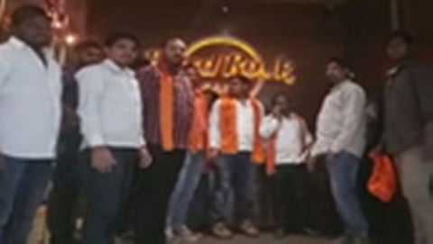 ಹೈದ್ರಾಬಾದಿನ ಪಬ್ ವೊಂದಕ್ಕೆ ನುಗ್ಗಿದ್ದ ಭಜರಂಗದಳದ ಕಾರ್ಯಕರ್ತರ ಚಿತ್ರ