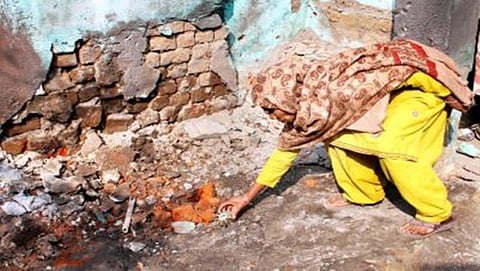 ಪಿರಂಗಿ ಶೆಲ್ ದಾಳಿಯಿಂದ ಕಟ್ಟಡ ಧ್ವಂಸಗೊಂಡಿರುವ ಚಿತ್ರ