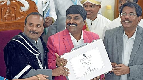ಬಜೆಟ್ ಮಂಡನೆ ವೇಳೆ ಬಿಬಿಎಂಪಿ ಮೇಯರ್ ಸಂಪತ್ ರಾಜ್, ಉಪ ಮೇಯರ್ ಪದ್ಮಾವತಿ, ಬಿಬಿಎಂಪಿ ಆಯುಕ್ತ ಮಂಜುನಾಥ್ ಪ್ರಸಾದ್ ಮತ್ತು ತೆರಿಗೆ ಸಮಿತಿ ಅಧ್ಯಕ್ಷ ಎಂ.ಮಹದೇವು