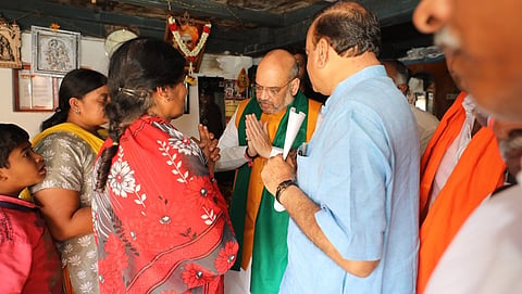 ಮೃತ ರೈತ ರಾಜೇಂದ್ರಪ್ಪ ಮನೆಗೆ ಭೇಟಿ ನೀಡಿದ ಅಮಿತ್ ಶಾ ಕುಟುಂಬ ವರ್ಗದವರನ್ನು ಸಾಂತ್ವನಪಡಿಸಿದರು.
