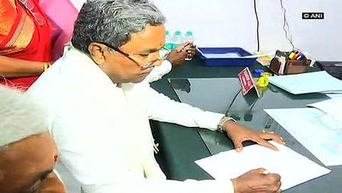 ನಾಮಪತ್ರ ಸಲ್ಲಿಸಿದ ಮುಖ್ಯಮಂತ್ರಿ ಸಿದ್ದರಾಮಯ್ಯ
