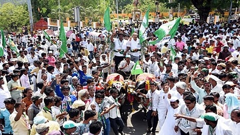 ಗುಲ್ಬರ್ಗಾ ದಕ್ಷಿಣ ವಿಧಾನಸಭಾ ಕ್ಷೇತ್ರದಲ್ಲಿ ನಾಮಪತ್ರ ಸಲ್ಲಿಸಲು ಎತ್ತಿನ ಗಾಡಿಯಲ್ಲಿ ಮೆರವಣಿಗೆ ಮೂಲಕ ಬಂದ ಜೆಡಿಎಸ್ ನ ಬಸವರಾಜ್ ಡಿಗ್ಗಾವಿ