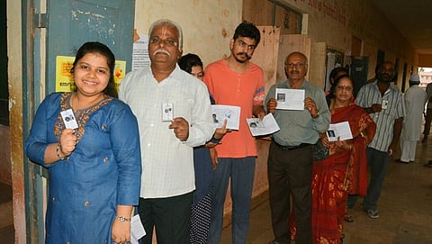 ಹುಬ್ಬಳ್ಳಿಯಲ್ಲಿ ಮತ ಚಲಾಯಿಸಲು ಸರದಿಯಲ್ಲಿ ನಿಂತ ಜನರು