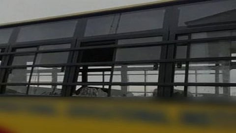 ಶೂಪಿಯಾನ್ ನಲ್ಲಿ ಕಿಡಿಗೇಡಿಗಳು ಕಲ್ಲು ತೂರಾಟ ನಡೆಸಿದ ಬಸ್ಸಿನ ಚಿತ್ರ