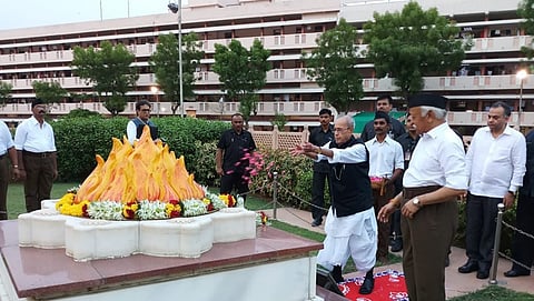 ಮಹಾರಾಷ್ಟ್ರದ ನಾಗ್ಪುರದಲ್ಲಿರುವ ಆರ್ ಎಸ್ಎಸ್ ಕೇಂದ್ರ ಕಚೇರಿಯಲ್ಲಿ ಡಾ. ಹೆಗ್ಡೇವಾರ್ ಸ್ಮಾರಕಕ್ಕೆ ಗೌರವ ನಮನ ಸಲ್ಲಿಸಿದ ಮಾಜಿ ರಾಷ್ಟ್ರಪತಿ ಪ್ರಣಬ್ ಮುಖರ್ಜಿ. ಆರ್ ಎಸ್ಎಸ್ ಮುಖ್ಯಸ