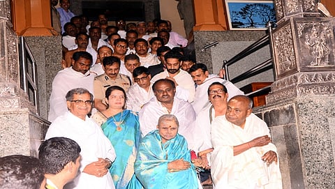 ಧರ್ಮಸ್ಥಳದಲ್ಲಿ ಮುಖ್ಯಮಂತ್ರಿ ಹೆಚ್ ಡಿ ಕುಮಾರಸ್ವಾಮಿ ಮತ್ತು ಅವರ ಕುಟುಂಬ ಸದಸ್ಯರು