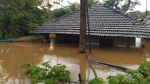 ಮಳೆಯಿಂದ ಜಲಾವೃತವಾಗಿರುವ ಮನೆ
