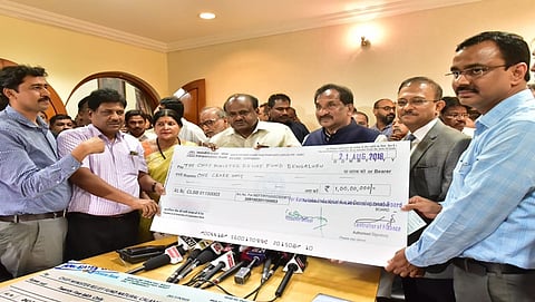 ಮುಖ್ಯಮಂತ್ರಿಗಳ ಪರಿಹಾರ ನಿಧಿಗೆ ನೀಡಿದ ಚೆಕ್ ನ್ನು ಸಿಎಂ ಕುಮಾರಸ್ವಾಮಿ ಸ್ವೀಕರಿಸಿದರು.
