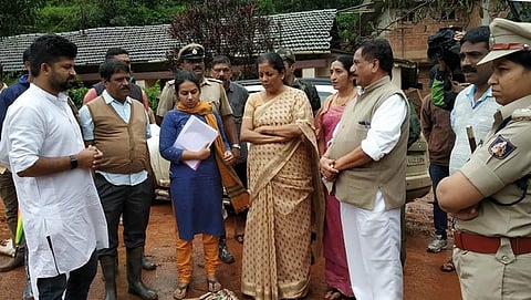 ಕೊಡಗು ಜಿಲ್ಲೆಗೆ ಭೇಟಿ ನೀಡಿದ್ದ ಕೇಂದ್ರ ಸಚಿವೆ ನಿರ್ಮಲಾ ಸೀತಾರಾಮನ್ ಅಲ್ಲಿನ ಪರಿಸ್ಥಿತಿ ಬಗ್ಗೆ ಮಾಹಿತಿ ಪಡೆಯುತ್ತಿರುವುದು