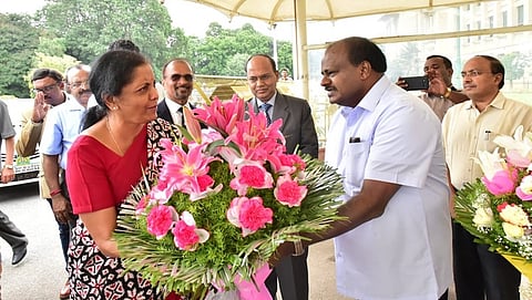 ಕೇಂದ್ರ ರಕ್ಷಣಾ ಸಚಿವೆ ನಿರ್ಮಲಾ ಸೀತಾರಾಮನ್ ಅವರನ್ನು ಬರಮಾಡಿಕೊಂಡ ಮುಖ್ಯಮಂತ್ರಿ ಹೆಚ್ ಡಿ ಕುಮಾರಸ್ವಾಮಿ