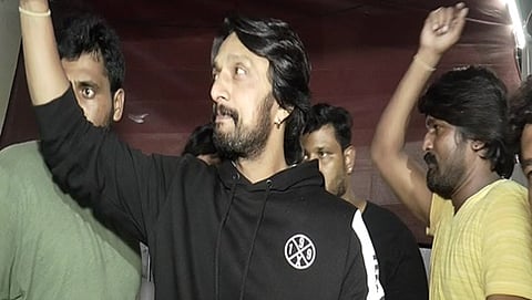 ಅಭಿಮಾನಿಗಳತ್ತ ಕೈ ಬೀಸಿದ ಕಿಚ್ಚ ಸುದೀಪ್