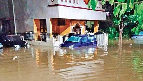 ಭಾರೀ ಮಳೆಗೆ ಒಡೆದ ದೊಡ್ಡಬಿದರಕಲ್ಲು ಕೆರೆ: ನೀರಿನ ಮಟ್ಟ ಕಂಡು ಭೀತಿಗೊಳಗಾದ ಜನತೆ