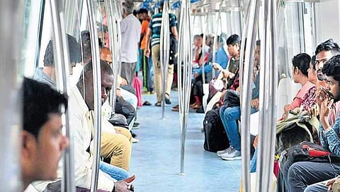 ಮೆಟ್ರೊ ರೈಲಿನಲ್ಲಿ ಪ್ರಯಾಣಿಕರು