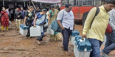 ಚುನಾವಣಾ ಕರ್ತವ್ಯಕ್ಕೆ ತೆರಳುತ್ತಿರುವ ಅಧಿಕಾರಿಗಳು
