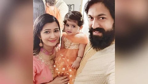 ತಮ್ಮ ಮೊದಲ ಹೆಣ್ಣು ಮಗುವಿನೊಂದಿಗೆ ರಾಧಿಕಾ ಪಂಡಿತ್ ಮತ್ತು ಯಶ್