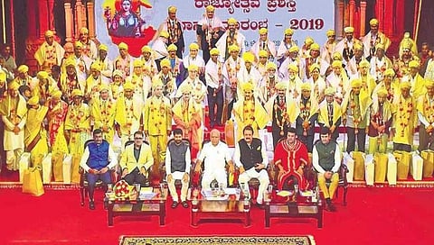 ರವೀಂದ್ರ ಕಲಾಕ್ಷೇತ್ರದಲ್ಲಿ ಕನ್ನಡ ರಾಜ್ಯೋತ್ಸವ ಪ್ರಶಸ್ತಿ ಪುರಸ್ಕೃತರೊಂದಿಗೆ ಸಿಎಂ ಬಿ ಎಸ್ ಯಡಿಯೂರಪ್ಪ