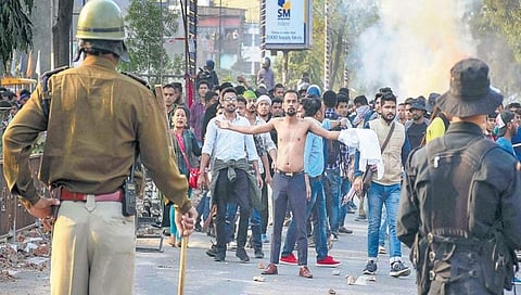 ಗುವಾಹಟಿಯಲ್ಲಿ ಪೊಲೀಸರೊಂದಿಗೆ ವಾಗ್ವಾದಕ್ಕಿಳಿದ ಪ್ರತಿಭಟನಾಕಾರರು