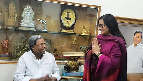 ಮಾಜಿ ಸಿಎಂ ಸಿದ್ದರಾಮಯ್ಯ ಭೇಟಿ ಮಾಡಿದ ಸುಮಲತಾ ಅಂಬರೀಷ್