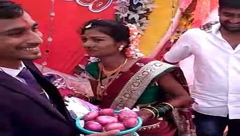 ಗೆಳೆಯರು ನೀಡಿರುವ ಈರುಳ್ಳಿ ಗಿಫ್ಟ್