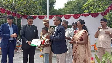 ಬಾಲಕನಿಗೆ 'ಸಾಹಸ ಸೇವಾ ಪ್ರಶಸ್ತಿ' ನೀಡುತ್ತಿರುವುದು