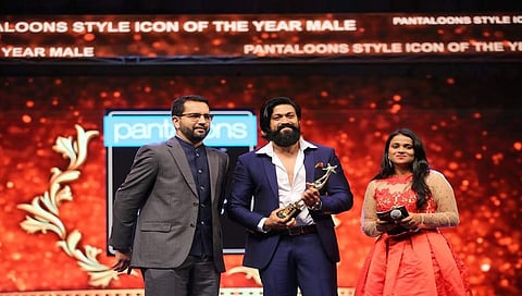 ಸ್ಯಾಂಡಲ್ ವುಡ್ ರಾಕಿಂಗ್ ಸ್ಟಾರ್ ಯಶ್ಗೆ ಈ ಸಾಲಿನ ಸೈಮಾ ಅತ್ಯುತ್ತಮ ನಾಯಕ ನಟ ಪ್ರಶಸ್ತಿ ಲಭಿಸಿದೆ. ಕತಾರ್ ನಲ್ಲಿ ನಡೆಯುತ್ತಿರುವ ಎಂಟನೇ ದಕ್ಷಿಣ ಭಾರತ ಅಂತರಾಷ್ಟ್ರೀಯ ಸೈಮಾ ಪ್ರಶಸ್ತಿ ಪ್ರಧಾನ ಸಮಾರಂಭದಲ್ಲಿ 'ಕೆಜಿಎಫ್ ಚಾಪ್ಟರ್ ೧' ಚಿತ್ರದ ಅಭಿನಯಕ್ಕಾಗಿ ರಾಕಿಭಾಯ್ ಅತ್ಯುತ್ತಮ ನಾಯಕ ನಟ ಪ್ರಶಸ್ತಿ ಗಳಿ