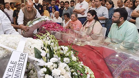 ಅಂತಿಮ ನಮನ ಸಲ್ಲಿಸುತ್ತಿರುವ ರಾಜನಾಥ್ ಸಿಂಗ್