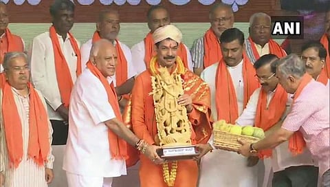 ನೂತನವಾಗಿ ಅಧ್ಯಕ್ಷ ಪದ ವಹಿಸಿಕೊಂಡ ನಳಿನ್ ಕುಮಾರ್ ಕಟೀಲ್ ಅವರನ್ನು ಸಿಎಂ ಯಡಿಯೂರಪ್ಪ ಸನ್ಮಾನಿಸಿದ್ದಾರೆ