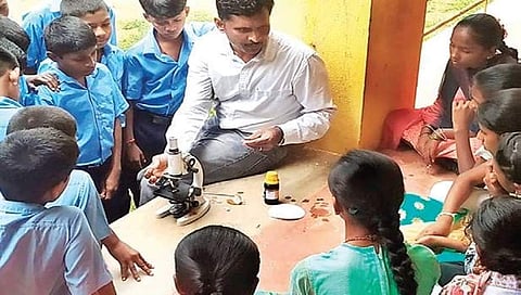 'ವಿಜ್ಞಾನ'ವನ್ನು ವಿಶಿಷ್ಟವಾಗಿ ಬೋಧಿಸುವ ಅಪರೂಪದ ಶಿಕ್ಷಕ; ಮಕ್ಕಳ ಪಾಲಿಗೆ ಪ್ರೀತಿಯ ಶಶಿ ಸರ್!